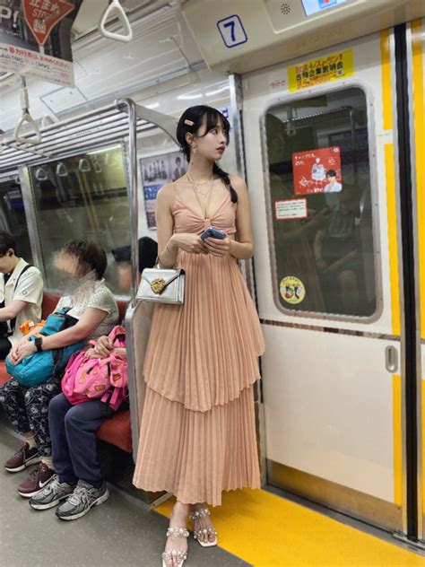 人気モデル、露出度の高い電車内の服装に指摘「犯罪にあってからじゃ遅い」本人反論「そんな着てる方が悪いって風潮いつ終わるの？」 Muffin