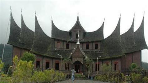 Foto Pagaruyung Istana Indah Di Balik Bukit