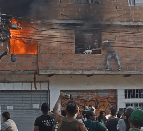 Una casa se incendió en el barrio Sevilla y vecinos se unieron para