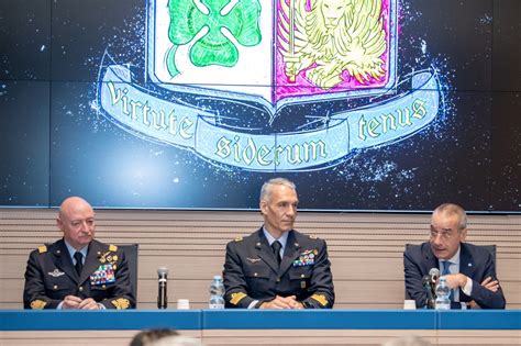 Bentornato A Casa Colonnello Villadei Le Foto Dellastronauta Accolto