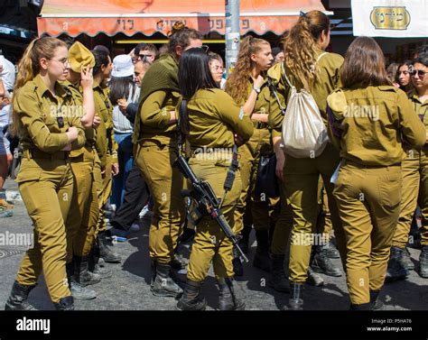 Israeli soldiers women happy hi-res stock photography and images - Alamy