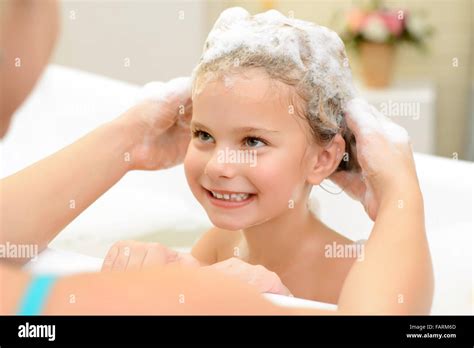 Niña lavándose la cara fotografías e imágenes de alta resolución