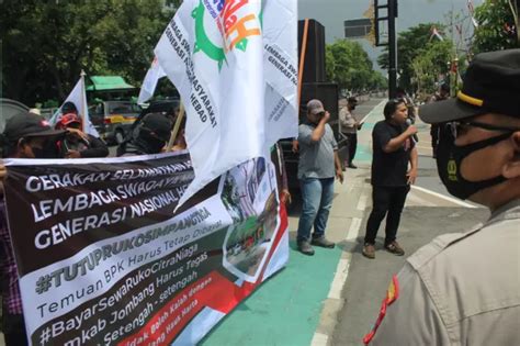 LSM Demo Kantor Pemkab Jombang Desak Tutup Ruko Simpang Tiga Radar