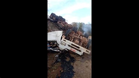 Vídeo Motorista tomba carreta na BR 364 em MT Mato Grosso G1