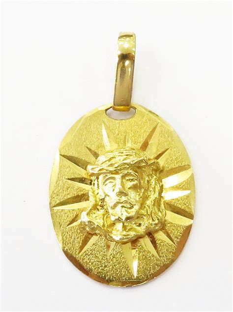 18k Yellow Gold Jesus Head Round Medal Necklace Charm Gem