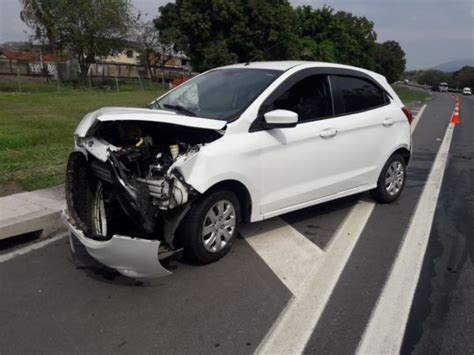 Carro Bate Em Mureta E Fere Motorista Na Dutra Di Rio Do Vale