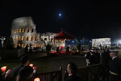 Il Grido Di Papa Francesco Alla Via Crucis Disarma La Mano Di Chi