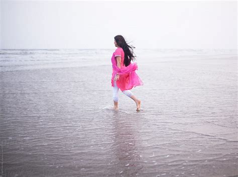 Walking Alone Beach Wallpapers - Top Free Walking Alone Beach Backgrounds - WallpaperAccess