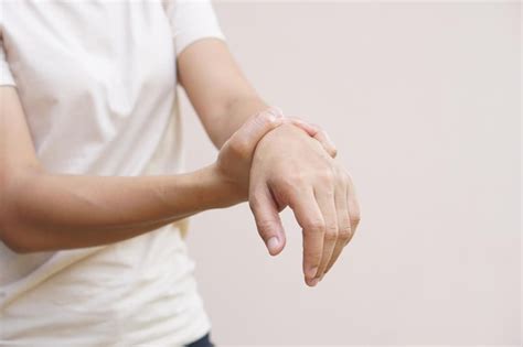 Premium Photo Woman Has Muscle Weakness In Her Hand