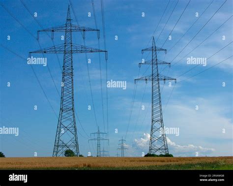 Pilones de potencia en el campo líneas eléctricas línea aérea líneas