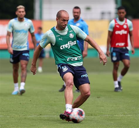 proteção na mão após fratura Marcelo Lomba faz treino como jogador