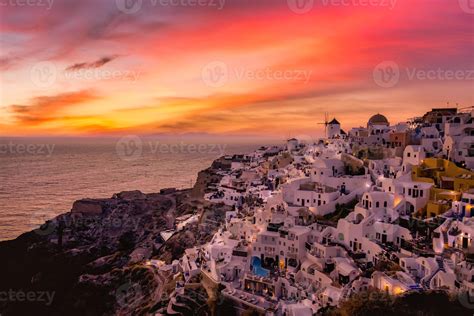 Vista Nocturna Del Atardecer Del Pueblo Griego Tradicional Oia En La