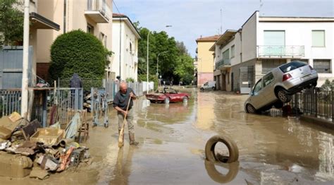 Al Menos 13 Muertos Por Devastadoras Inundaciones En Italia Radio Eme