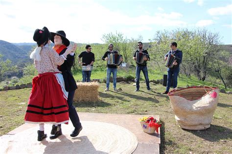 Festival Das Amendoeiras Em Flor Anima Aldeia Em Castro Marim Durante