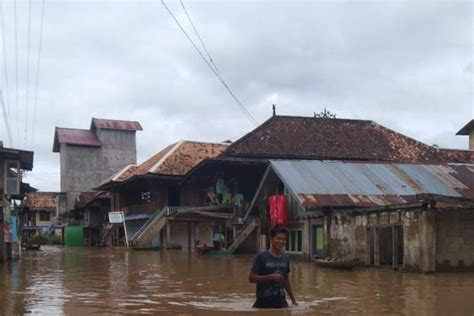 Diguyur Hujan Deras Rumah Di Musi Rawas Utara Terendam Banjir