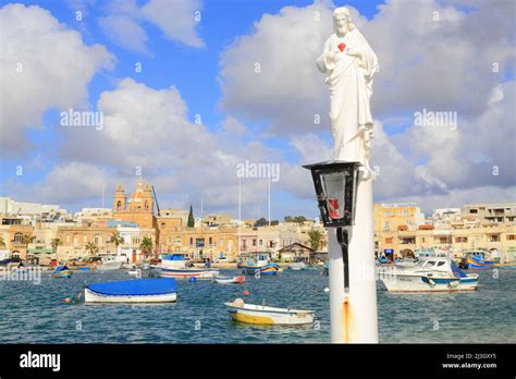 Malta Marsaxlokk Statue Von Jesus Christus Mit Dem Fischerhafen Und