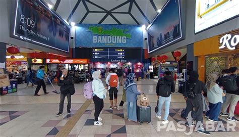 Ribuan Penumpang Padati Stasiun Bandung Pada Libur Panjang Isra Miraj