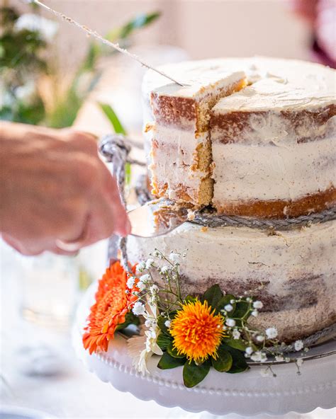 Einfache Aprikosen Vanille Hochzeitstorte Semi Naked Cake