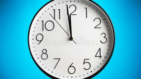 Reloj Anal Gico Blanco En Fondo Azul Grandes N Meros Y Flechas Reloj