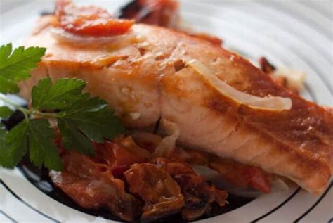 Saumon Sur Lit D Oignon Et Tomates Au Four Plat Et Recette