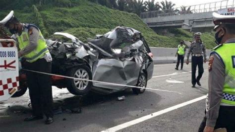 Kecelakaan Hari Ini Di Jakarta Truk Kontainer Hantam Mobilio Hingga