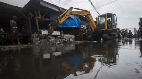 Potret Satpol Pp Lakukan Pembongkaran Lapak Pedagang Liar Di Pasar