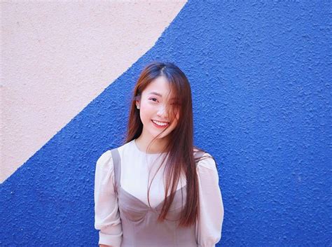 Hot girl 7 thứ tiếng khoe mua ôtô tặng đất bố mẹ khi vừa 20 tuổi