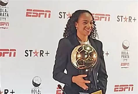 Aline Gomes Da Ferrovi Ria Ganha Bola De Ouro Como Melhor Jogadora Do