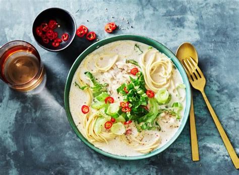 Heldere Kippensoep Met Paksoi Noedels En Taug Recept Allerhande