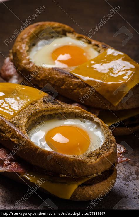 Ger Stetes K Sebrot Mit Ei Im Inneren Stockfoto