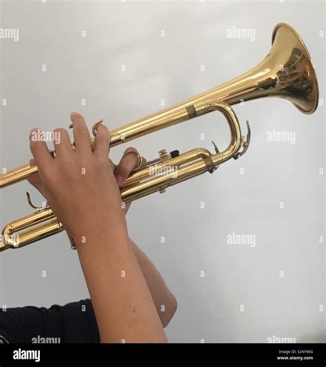 Un entusiasta chico de 12 años practicando su brillante trompeta antes