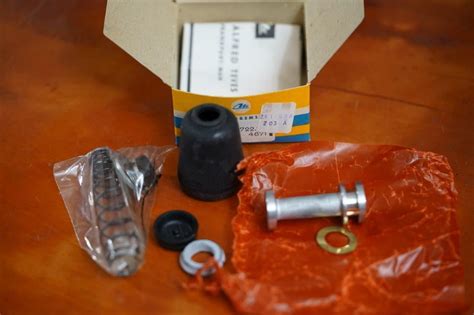 VW NOS 211 698 203 A Master Cylinder Rebuild Kit