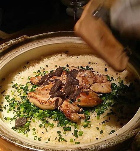 梅田陽子さんのインスタグラム写真 梅田陽子instagram「土鍋ご飯。フォアグラとトリュフ入り。久々におかわりしました。土鍋で炊く