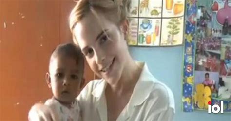 Vídeo Emma Watson Visita Bangladesh Para Promover Coleção Ecológica