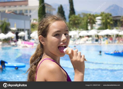 Hübsches Junges Mädchen Badeanzug Isst Ein Eis Auf Einem Pool