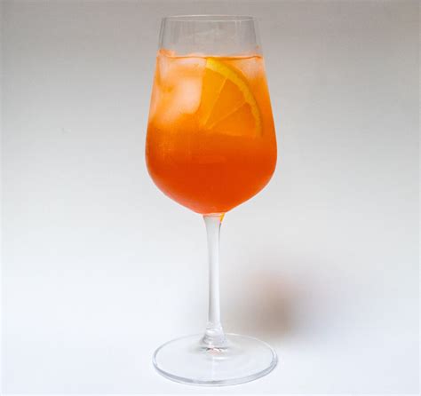 9 Sparkling Wine Cocktails for Every Occasion