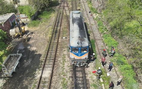 Video Locomotiva unui tren care transporta motorină a luat foc lângă