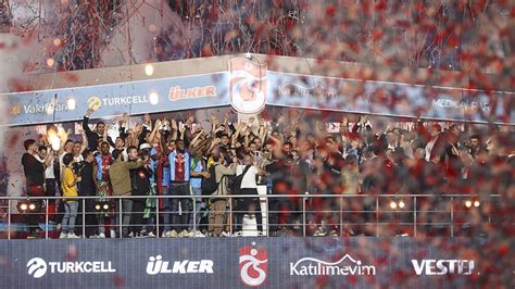 Trabzonspor şampiyonluğunu kutluyor