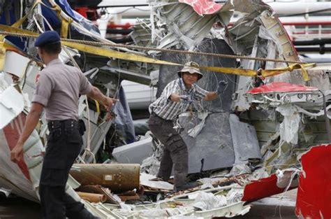 Indonesia Recupera Una De Las Cajas Negras Del Avión De Airasia Que Se