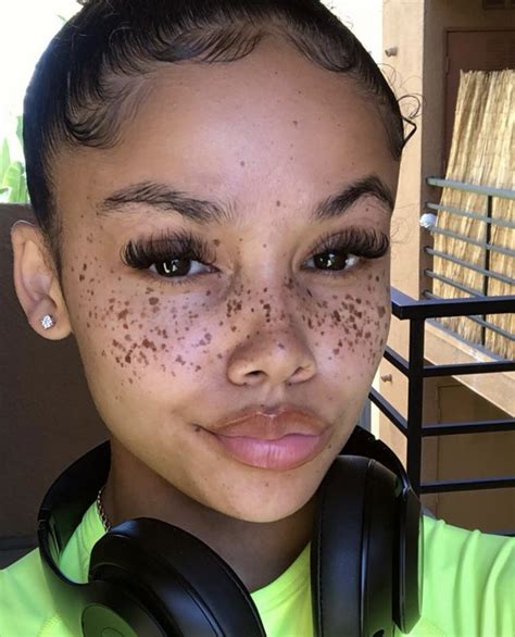 𝐏𝐈𝐍𝐓𝐄𝐑𝐄𝐒𝐓 𝐓𝐫𝐨𝐩𝐢𝐜 𝐌 🌺 Beautiful Freckles Black Girls With Freckles Freckles Girl