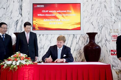 Photo Le roi Willem Alexander des Pays Bas assiste à une réunion des