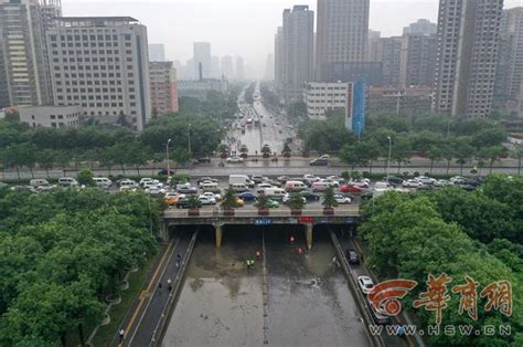 西安昨天暴雨城北多处路段积水 汽车被困桥下大秦网腾讯网