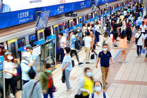 Taipei Mrt Eases Mask Mandate For Eating Drinking Taipei Times