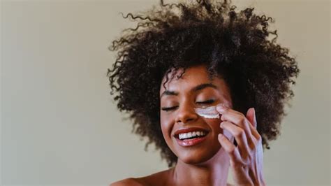 Skincare Confira Dicas B Sicas De Cuidados A Pele Negra Mundo