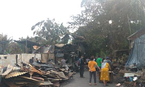 Warga Korban Kebakaran Di Simprug Gotong Royong Amankan Barang Aktual