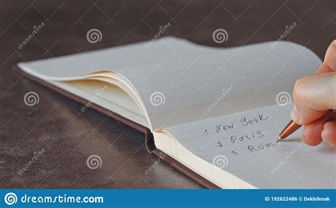 Escritura A Mano Femenina En Cuaderno Foto De Archivo Imagen De