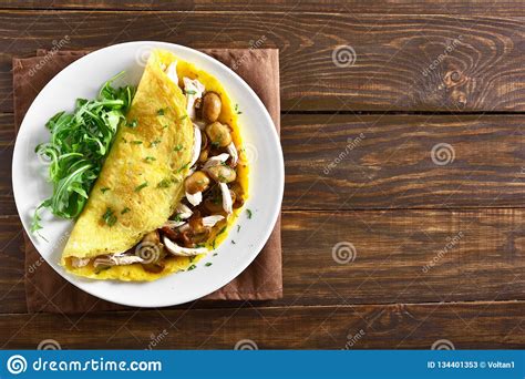 Tortilla Con Las Setas Carne Del Pollo Verdes Imagen De Archivo