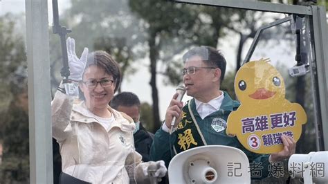 直擊／蕭美琴高雄前鎮掃街 簽名、握手「有求必應」 阿公握到手開心喊：不洗手了