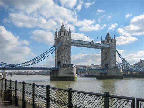 Rio Tamisa Em Londres Central A Ponte Da Torre Da Rainha No Fundo