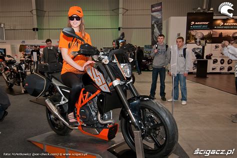 Zdj Cia Ktm Duke Hostessa Black Hostessy Na Wystawie Motocyklowej W